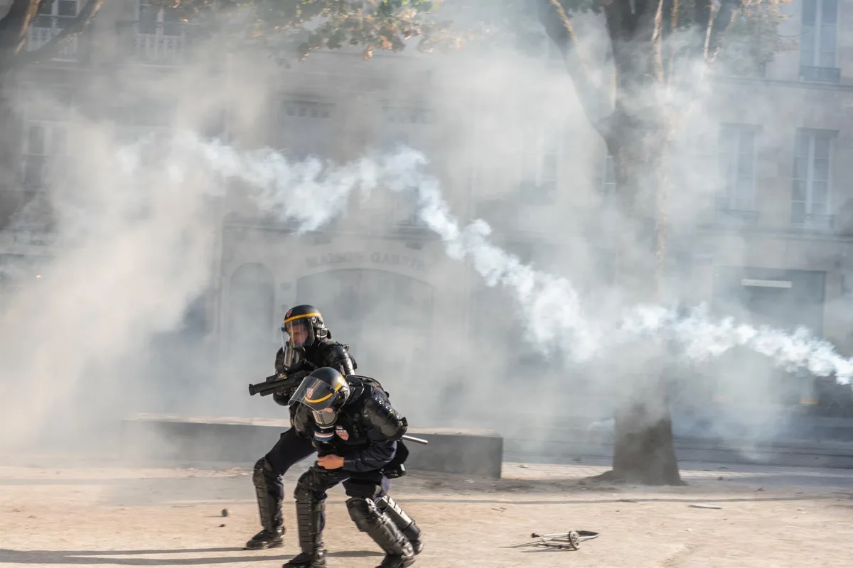 El Gobierno galo eleva a 1.800 los detenidos y a 500 los policías heridos durante las protestas en Francia