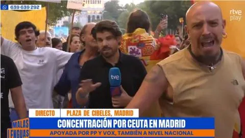 Insultan e increpan a reporteros de TVE en la manifestación ultra frente al Congreso