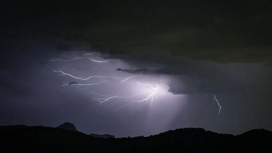 Météo : routes inondées, arbres tombés, transports perturbés après le passage des orages en Île-de-France