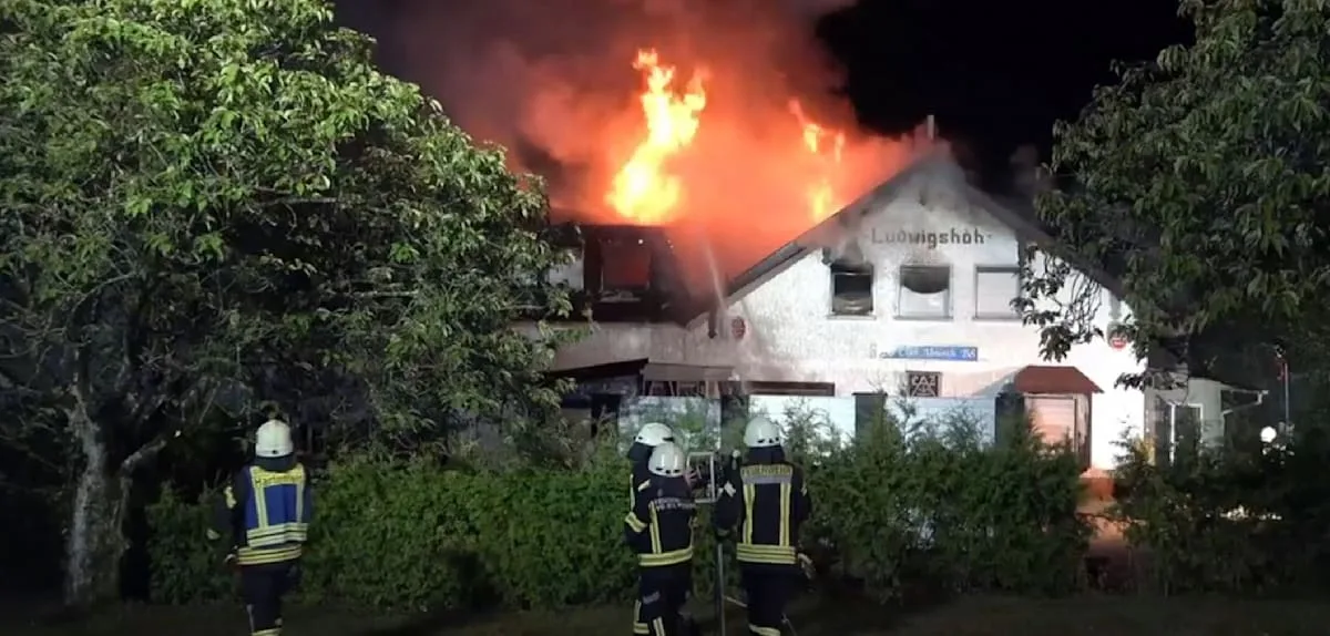 Feuer in Swingerclub – Gebäude steht in Vollbrand