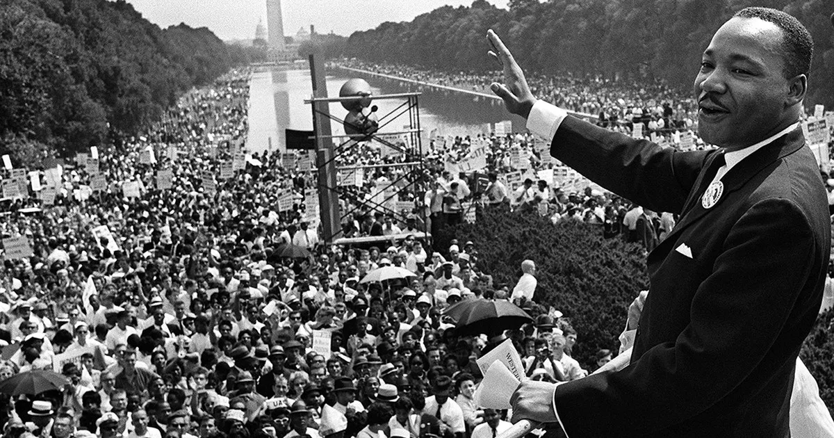 Cita del día, de Martin Luther King Jr.: “Hemos aprendido a volar como los pájaros, a nadar como los peces, pero no hemos aprendido el sencillo arte de vivir como hermanos”