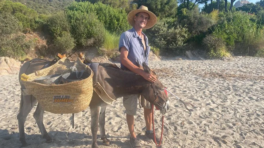 VIDÉO - Sidonie et Sébastien, un duo insolite pour nettoyer les plages d'Ajaccio