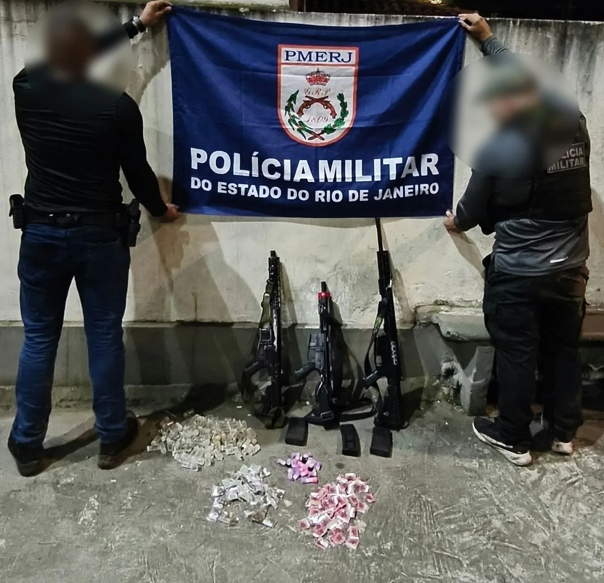 Tiroteio termina com apreensão de três fuzis e drogas em Angra dos Reis