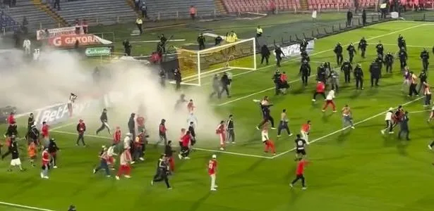 Torcedores invadem campo e protagonizam briga generalizada na Colômbia