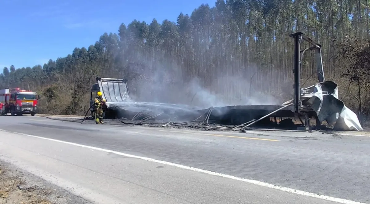 Carreta carregada com embalagens plásticas é destruída por incêndio na BR-251