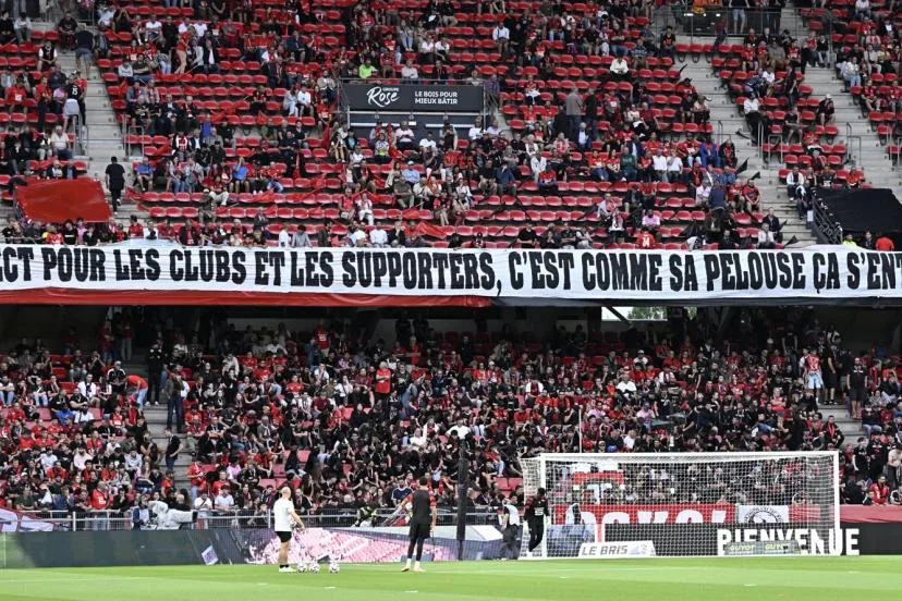 Les supporters de Rennes taclent le PSG avec une banderole : « Le respect pour les clubs et les supporters, c'est comme sa pelouse, ça s'entretient »