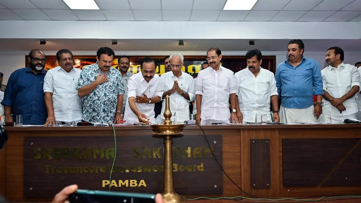 Keralam CM offers prayers at Sabarimala, reviews pilgrimage preparations