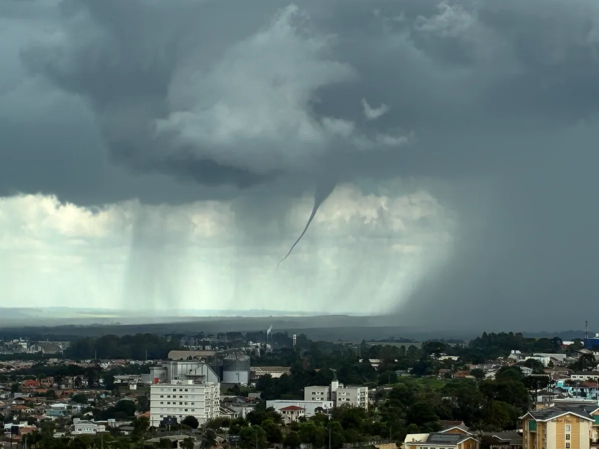 Tempo 'vira' e parte do Paraná recebe novo alerta de tempestades intensas; veja onde e a previsão do tempo