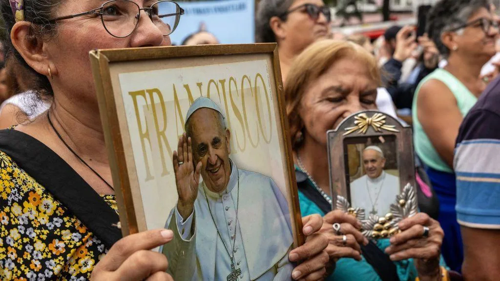 Quem comanda a Igreja Católica durante a recuperação do papa Leão 14 após a cirurgia contra câncer?