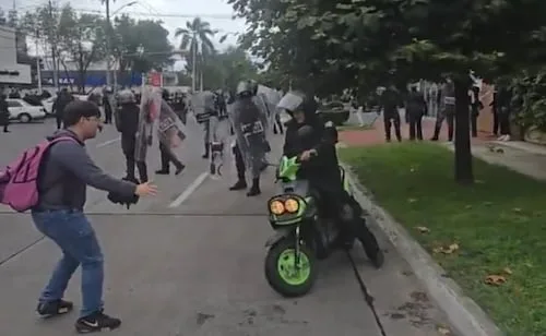 Madre de repartidor denuncia detención injusta en marcha por agua contaminada en Jalisco; intentaron que firmara desistimiento contra autoridades, dice