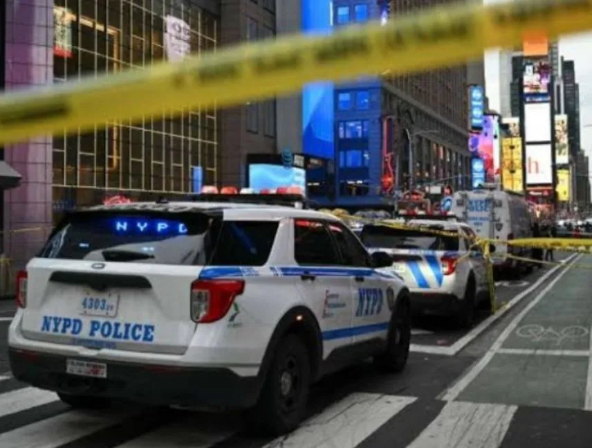 Mujer apuñala a dos personas en Times Square