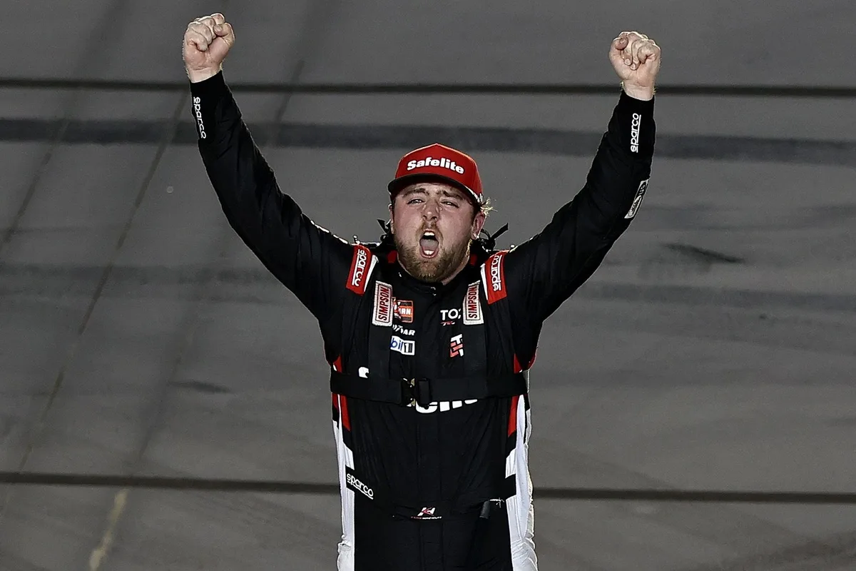 NASCAR Truck: Honeycutt vence em Phoenix e amplia liderança