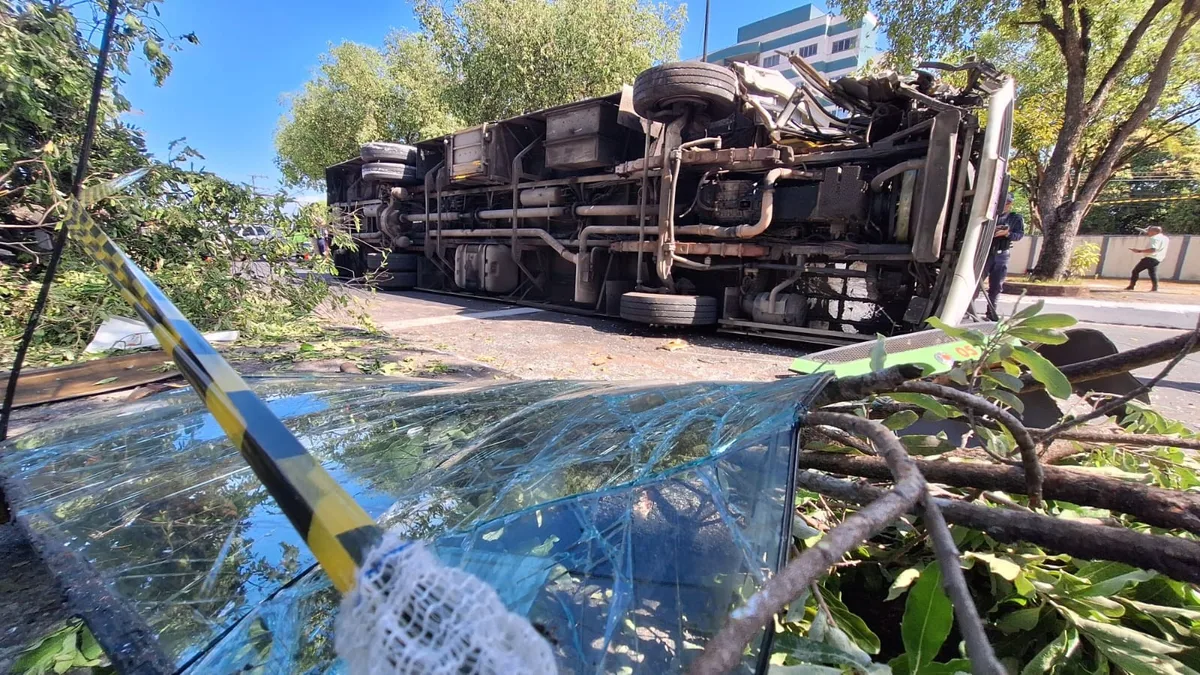 ‘Eu nasci de novo’: passageira relata momentos de medo após ônibus capotar e deixar mais de 20 feridos em Manaus