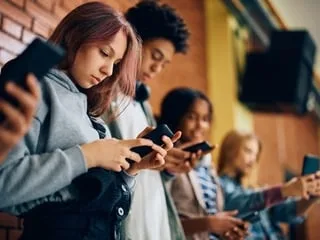 Le mot « allô » va-t-il disparaître ? Comment la génération Z et les arnaqueurs ont sonné la fin de cette salutation