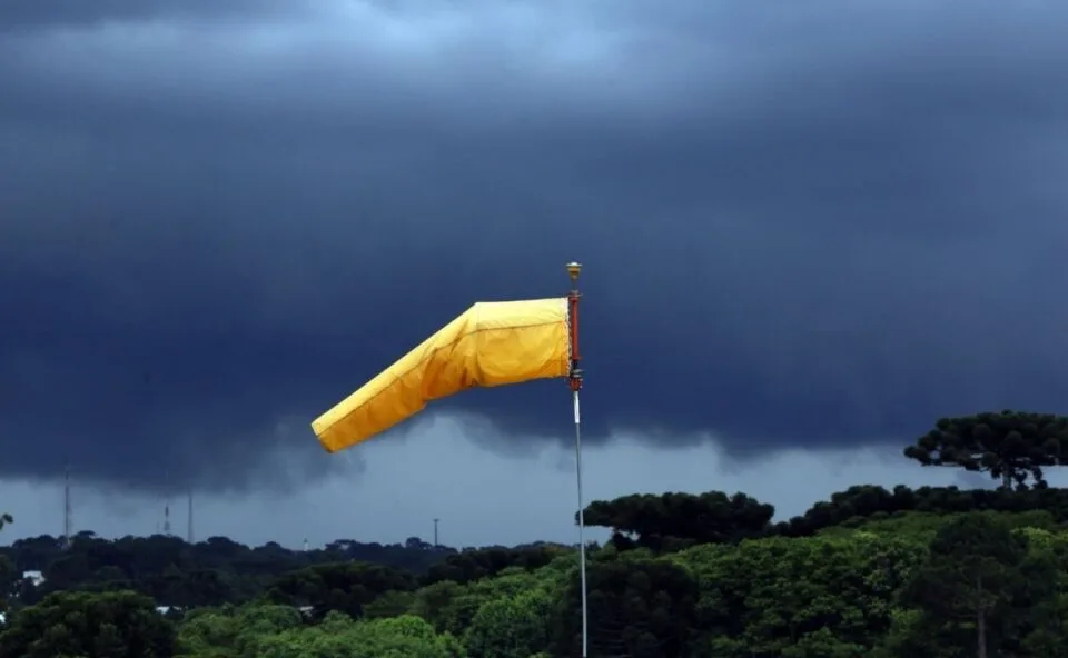 Frente fria provoca virada brusca no tempo no Paraná e temperaturas despencam em Curitiba; veja previsão