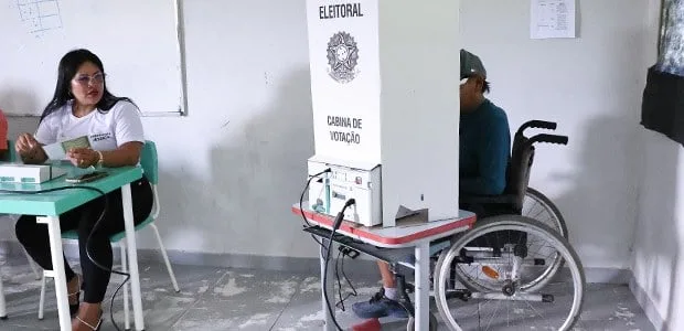 Eleitorado com deficiência cresce no Brasil e impulsiona ampliação da acessibilidade nas eleições
