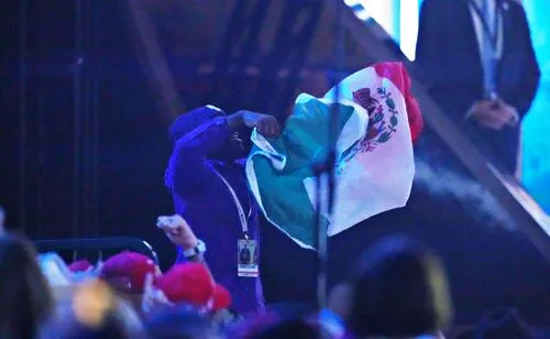 "Si tanto amas a México, mueve tu trasero hacia allá"; JD Vance arremete contra manifestante que ondeó bandera mexicana