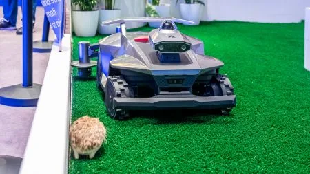IFA: Mähbot Anthbot R730 umkurvt Igel per Wärmebild und kürzt Kanten mit Trimmer-Arm