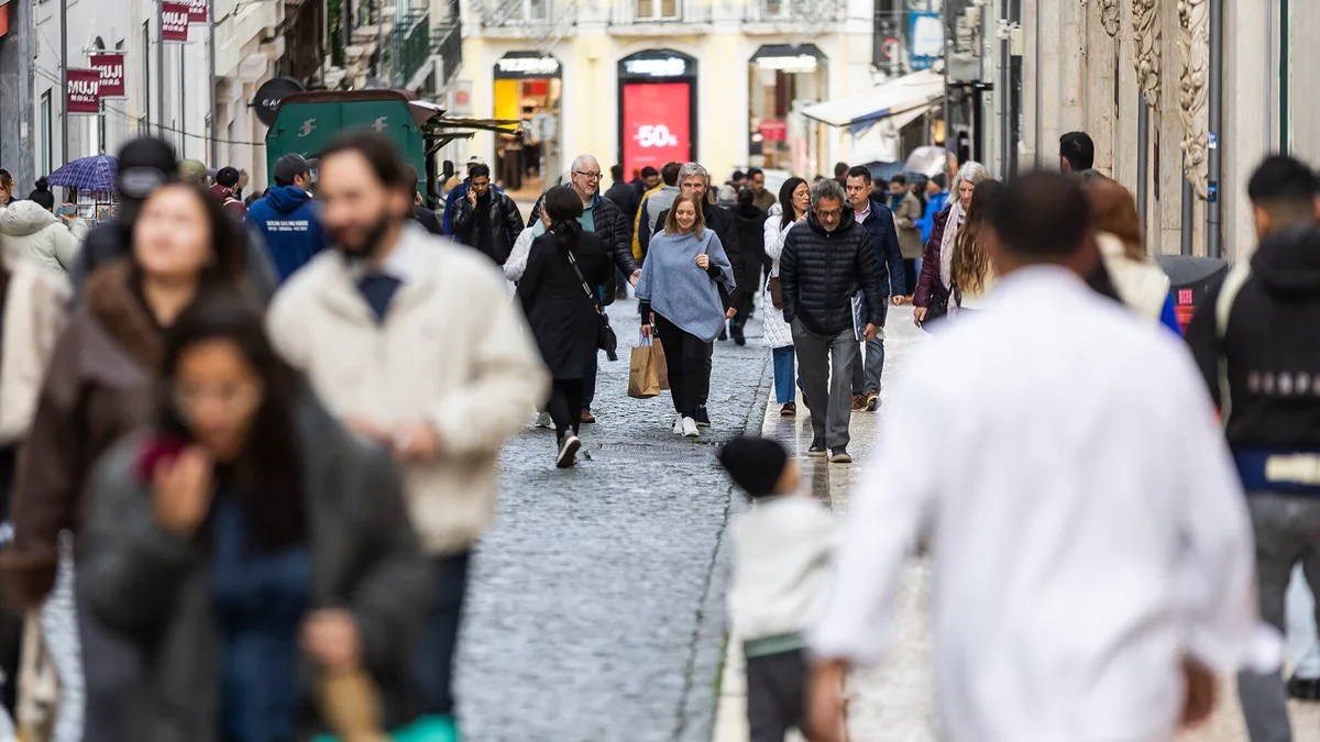 Trabalhadores em ‘lay-off’ caem 5,5% em julho para 3.759