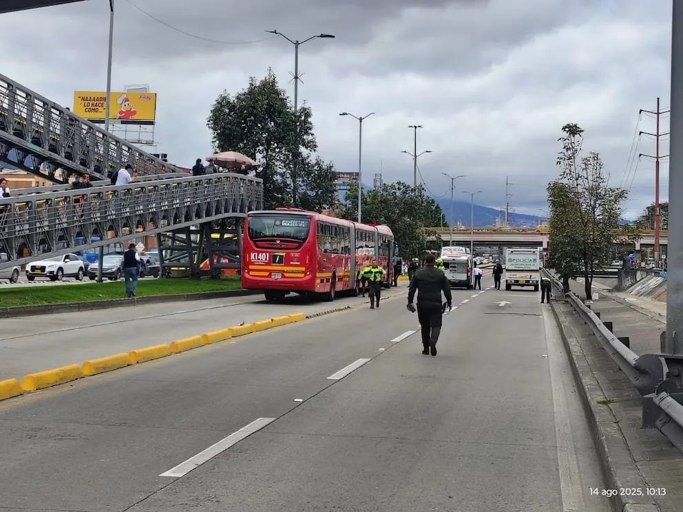 Caos en Transmilenio en el occidente de Bogotá: los pasajeros decidieron bajarse a la vía por impresionante trancón