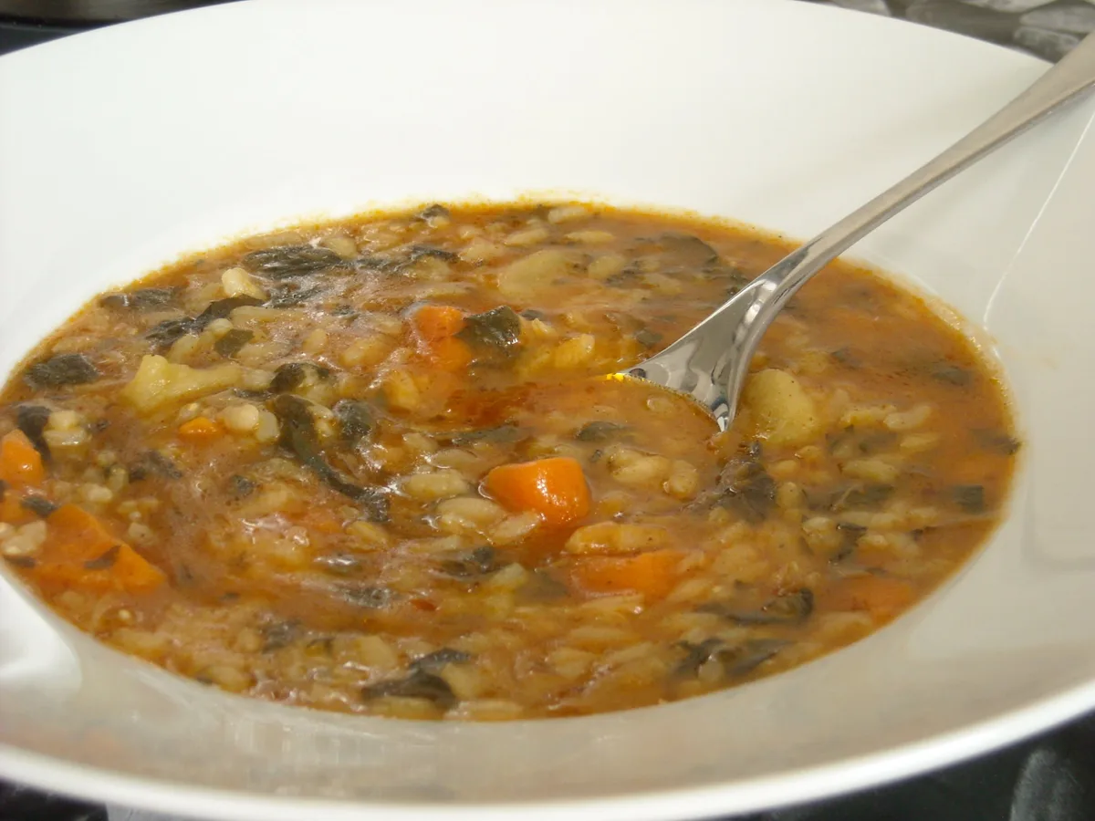 Receta de arroz con acelgas o arròs amb bledes, el guiso ‘viudo’ típico de la cocina valenciana que es fácil de preparar y muy reconfortante