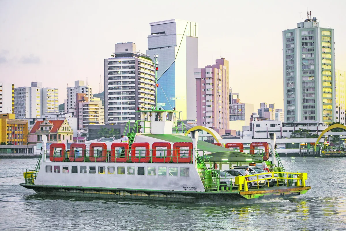 Ferry-boat entre Itajaí e Navegantes terá subsídio de SC para manter passe livre; saiba quem tem direito