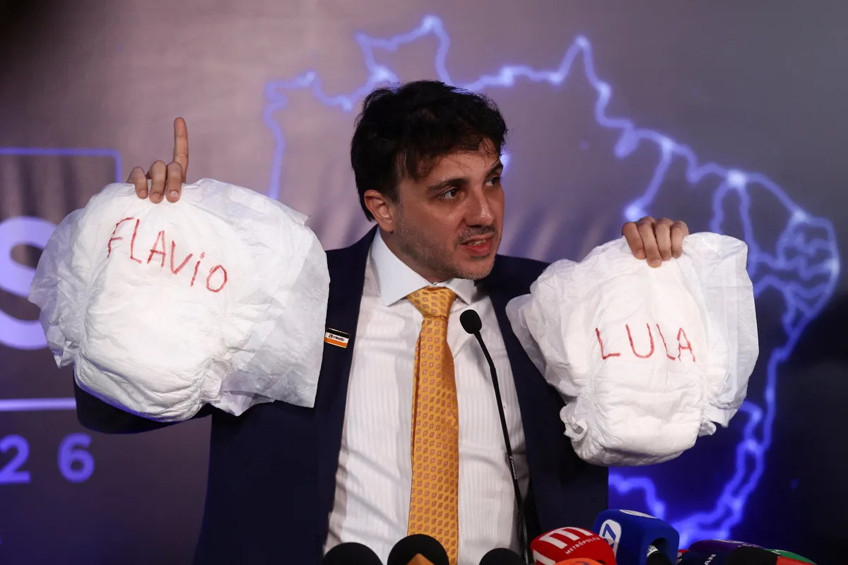 Quién es Renan Santos, el rockero outsider que quiere ser presidente de Brasil y propone construir una bomba atómica