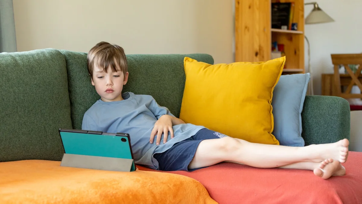 Viele Eltern vermuten den Schulranzen hinter Rückenschmerzen ihrer Kinder. Orthopäden sagen: Es liegt fast immer an etwas anderem.