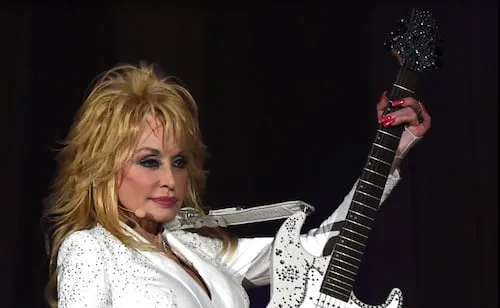Pleito por el patrimonio de Dolly Parton escala: su exrepresentante acusa a su sobrino de amenazas