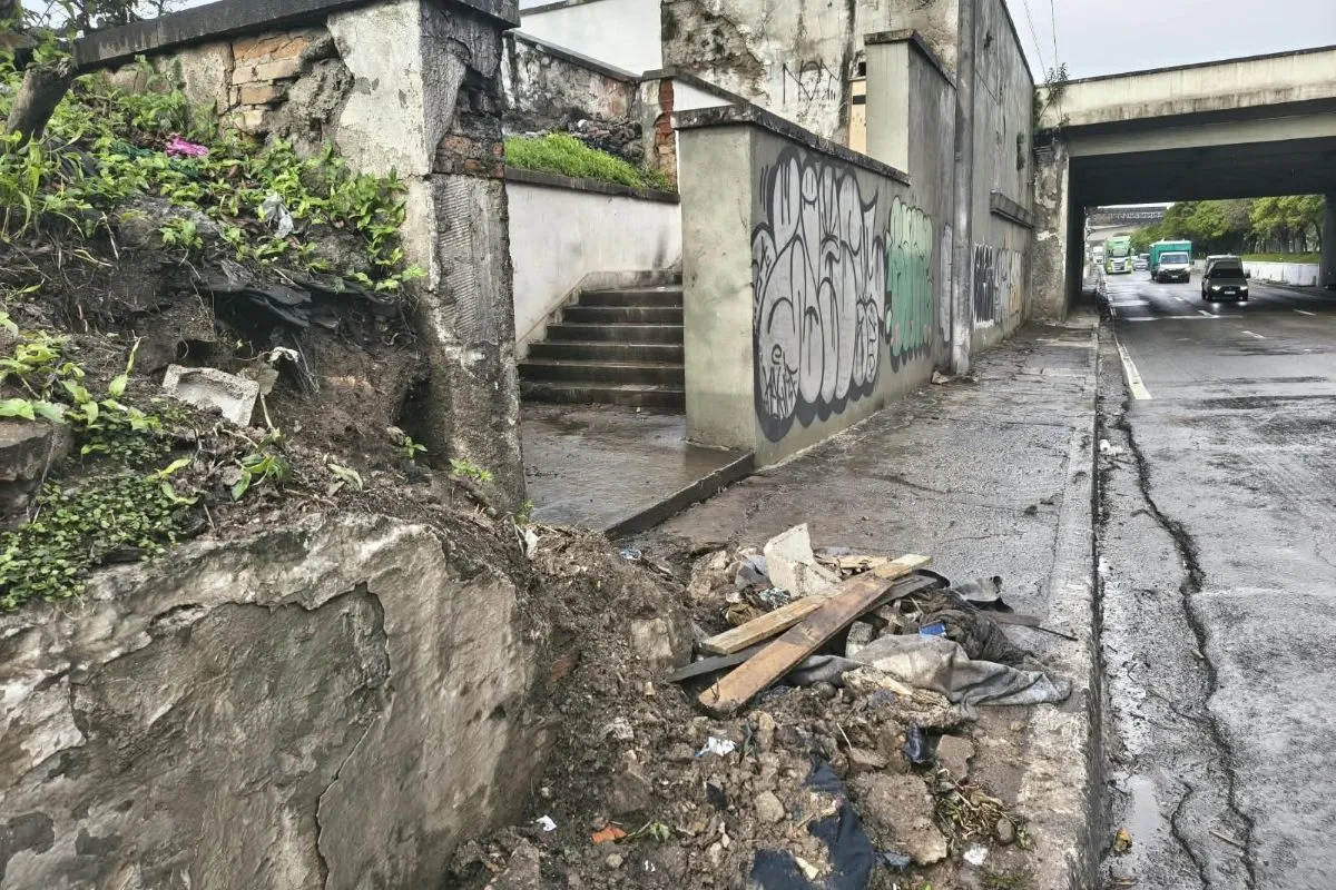 Suja e depredada: Ponte das Bandeiras enfrenta abandono 2 anos após obras