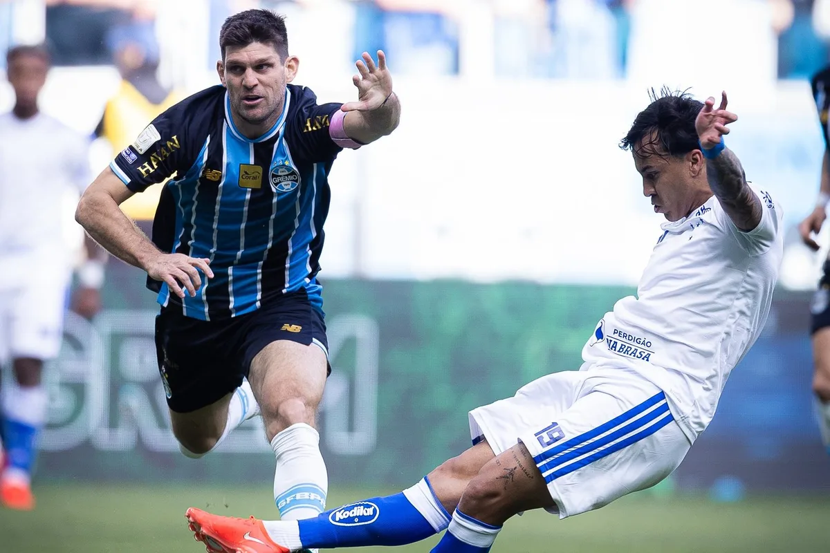 Kaio Jorge faz hat-trick, Cruzeiro vira contra o Grêmio e deixa rival no Z4