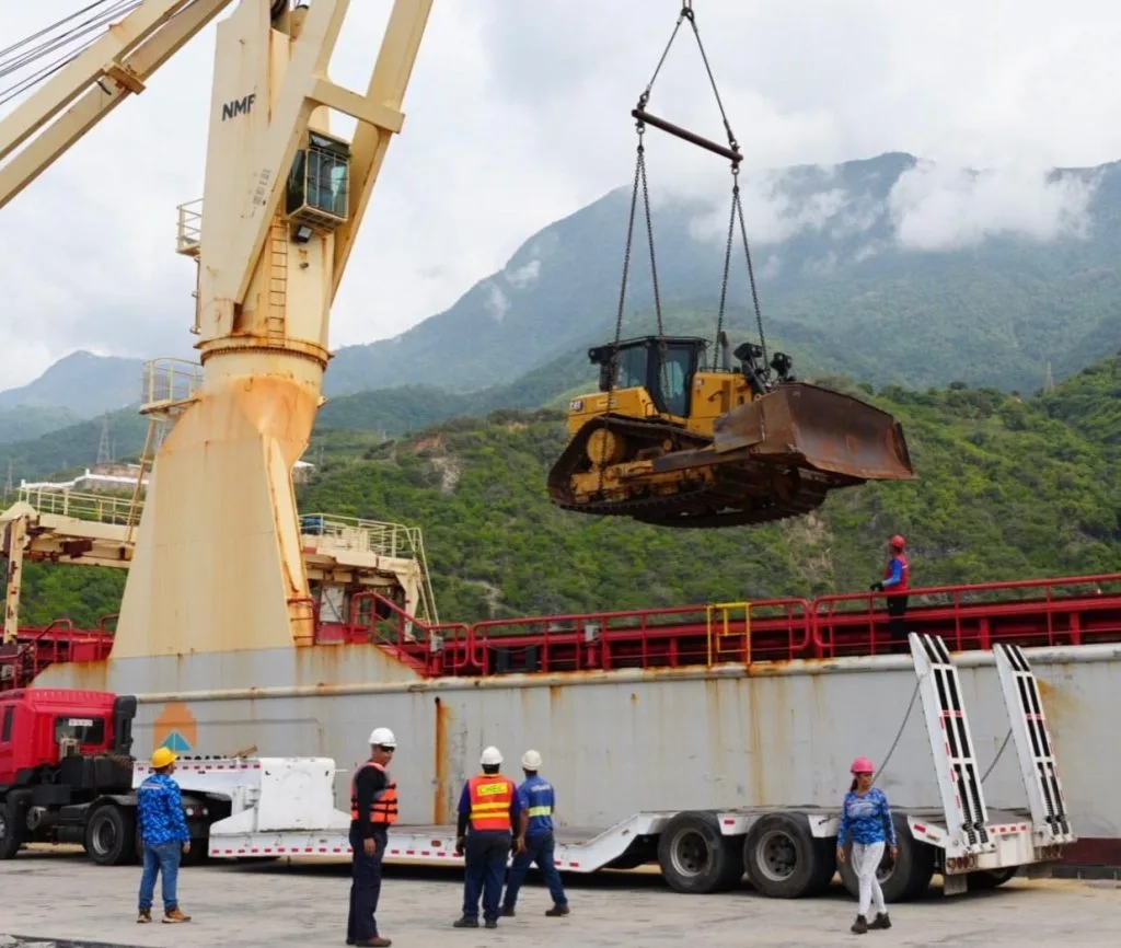 EE.UU. entrega a Venezuela 20 máquinas pesadas para remover escombros tras los sismos