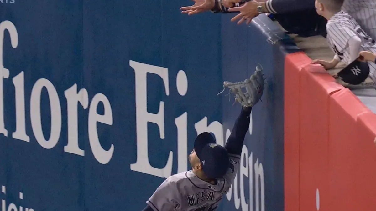 ¡Un hincha de los Yankees intercepta un posible home run que hubiera evitado la eliminación de su equipo!