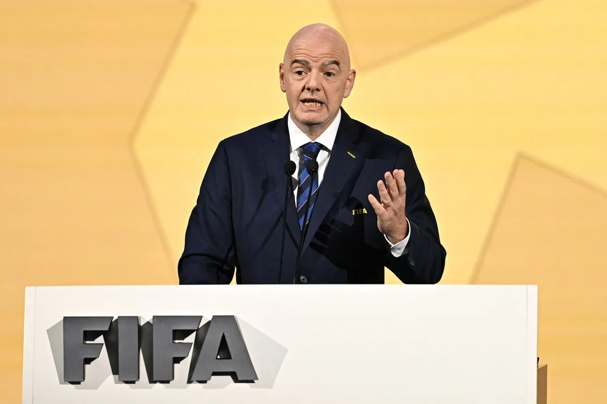Blatter, a Infantino: “El Papa debe estar contento”