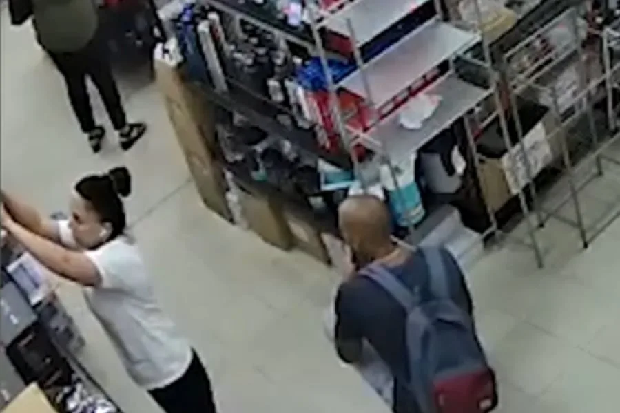 Detuvieron a un hombre por acosar a mujeres en dos tiendas de California: ya había sido arrestado por hechos similares
