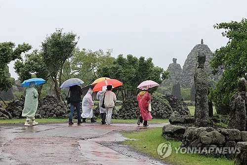 제주, 최대 80㎜ 이상 비…"강풍·풍랑 유의"