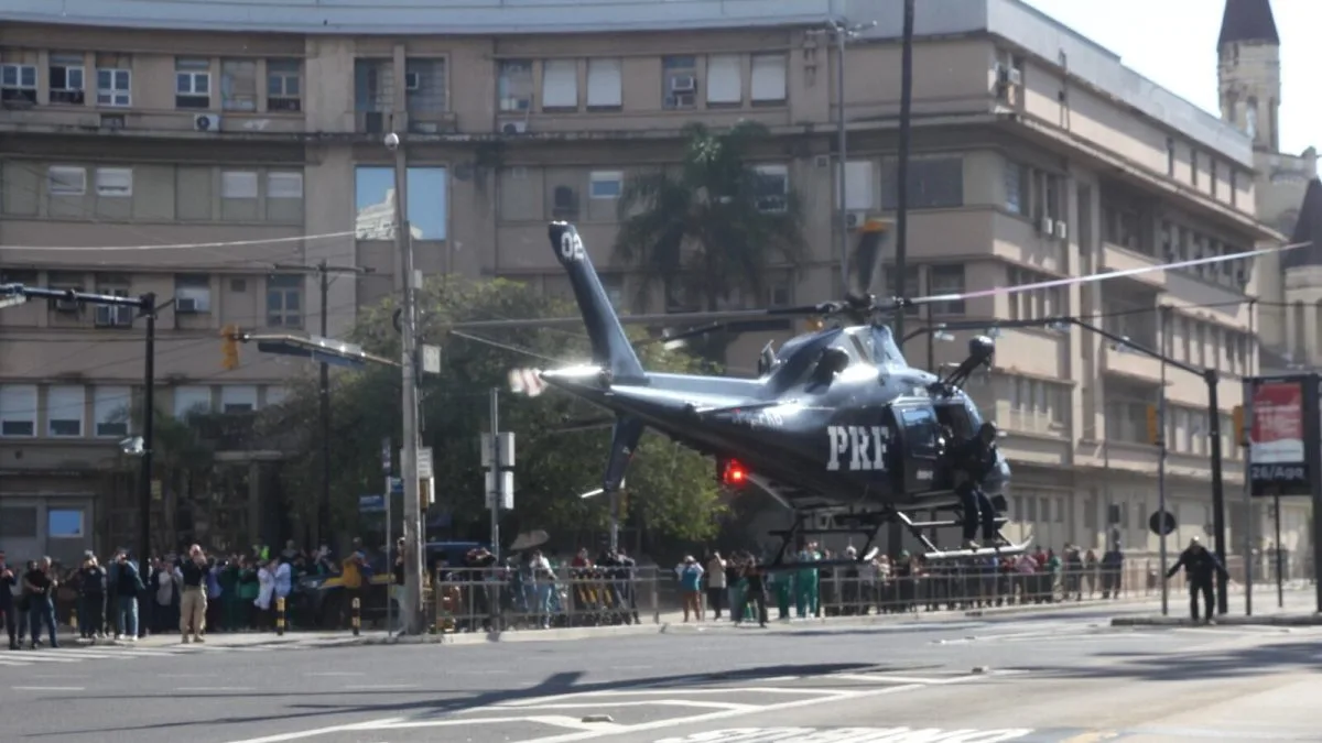 Helicóptero faz pouso no meio de avenida movimentada de capital e surpreende quem passava