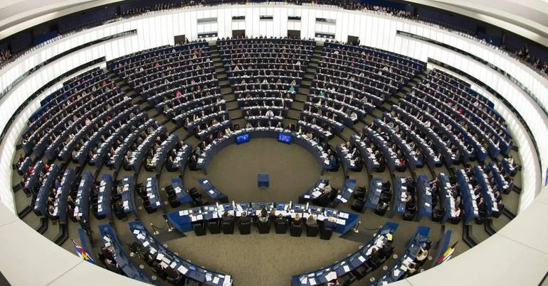 Aprovado voto por procuração para eurodeputadas grávidas