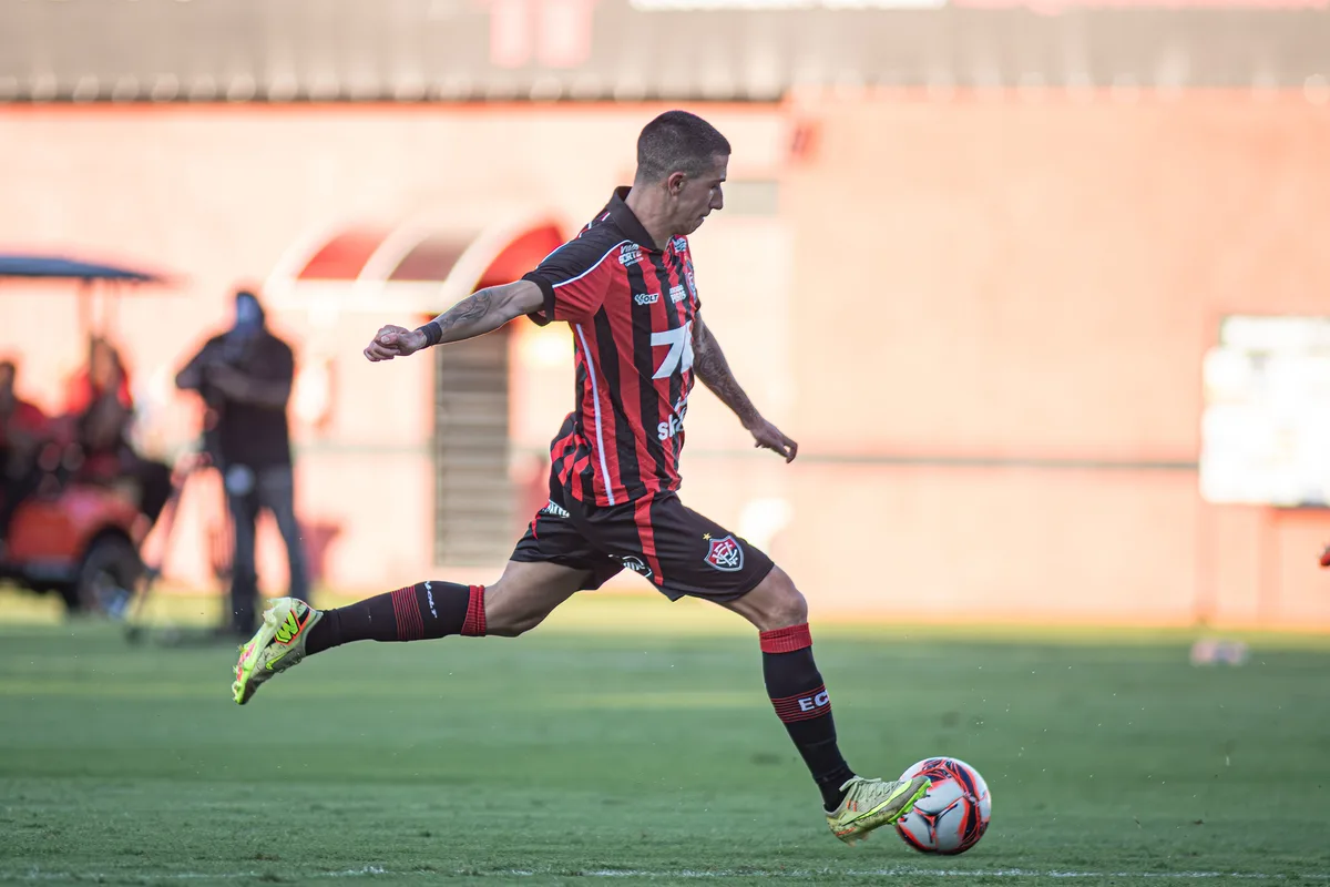 Ex-Vitória brilha na Liga Europa e garante resultado contra clube alemão