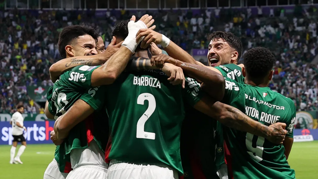 Palmeiras goleia o Corinthians e segue firme na briga pelo título do Brasileirão
