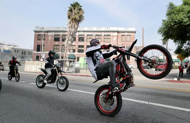 Sur leurs deux-roues électriques, ces ados sont les nouveaux Hells Angels de Los Angeles