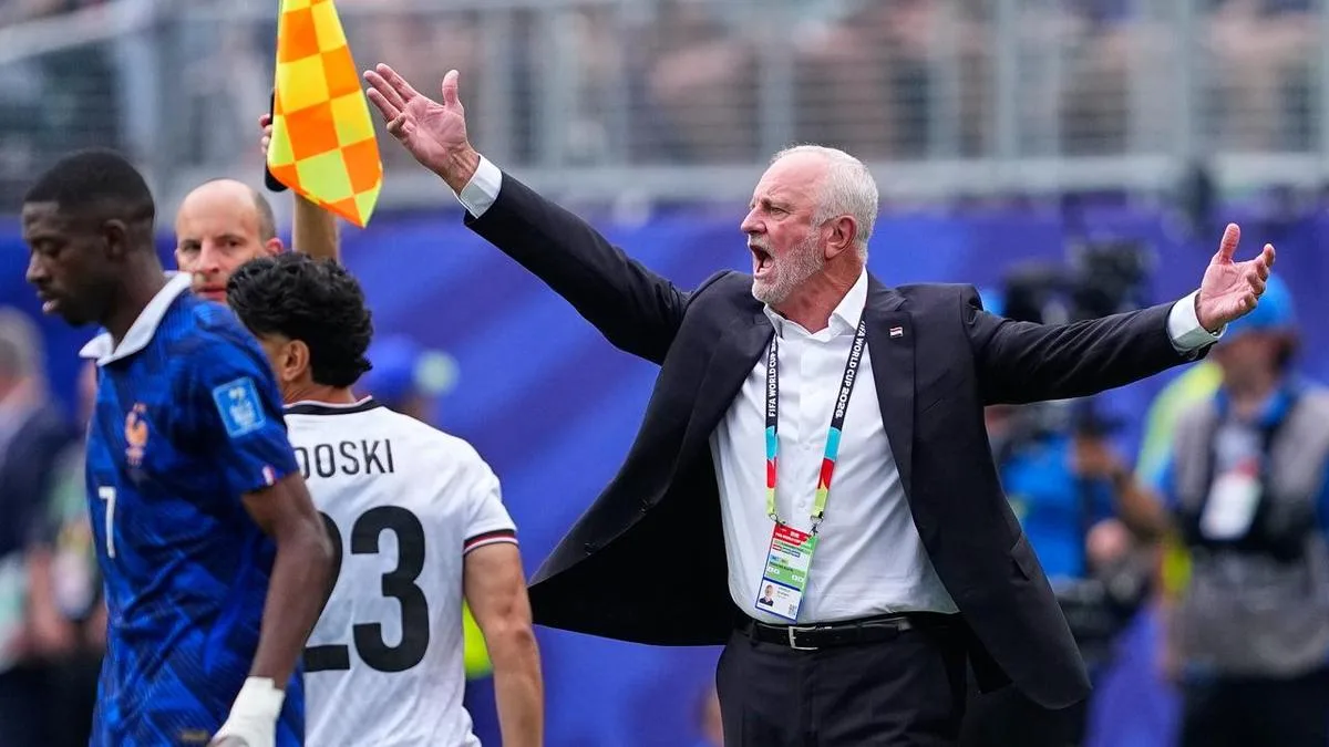 Arnold to stay as Iraq coach, but only for six months