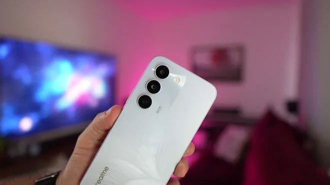 Tela de 144 Hz e bateria de 6.600 mAh: realme 16x derrete de preço com cupom