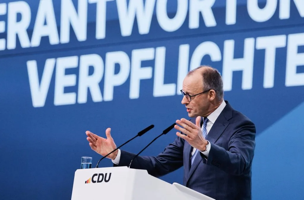 Após novo avanço da AfD, Merz descarta renúncia e promete reformas na Alemanha