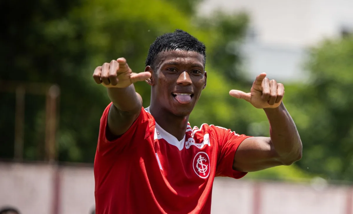 Atacante dispensado pelo Bahia vira artilheiro e acerta com time árabe
