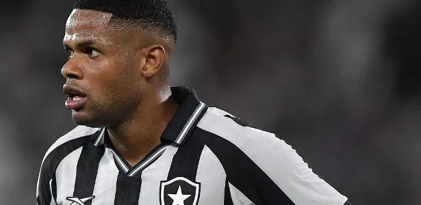 Júnior Santos sobe o tom contra a arbitragem: 'Sempre contra o Botafogo'