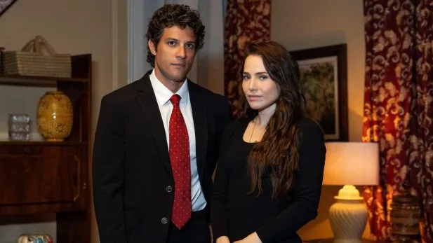 Quem Ama Cuida: Pilar fica em choque com reviravolta após encomendar assassinato de Pedro Quem Ama Cuida: Pilar fica em choque ao descobrir que Pedro está vivo (Foto: Globo/ Angélica Goudinho; Manoella Mello)