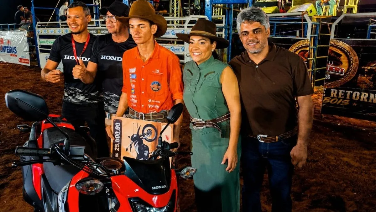 Peão da Vila Caquetá vence rodeio da ExpoQuinari 2026 e leva moto para casa