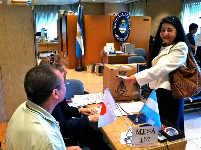Proponen medidas para fomentar el voto de los argentinos en el exterior ante la baja inscripción y participación