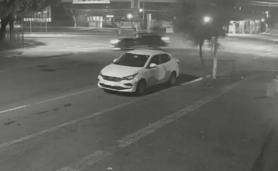 Imagens impressionantes! Câmera flagra acidente no bairro Neva em Cascavel; motociclista é arremessado e carro atinge árvore